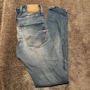 Replay anbass - Riktigt feta replay anbass till salu!! Schyssta slitningar och snygg ljusblå färg✨storlek 28/32 DM för frågor!🔥