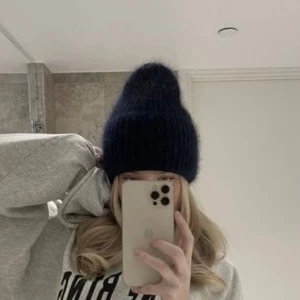 Svart Angora Mössa - Helt ny, aldrig använd🤍 Så mysig och skön nu under vintern, den sticks inte. Finns även i vit & beige | Kom jättegärna med prisförslag!🫶🏼❄️