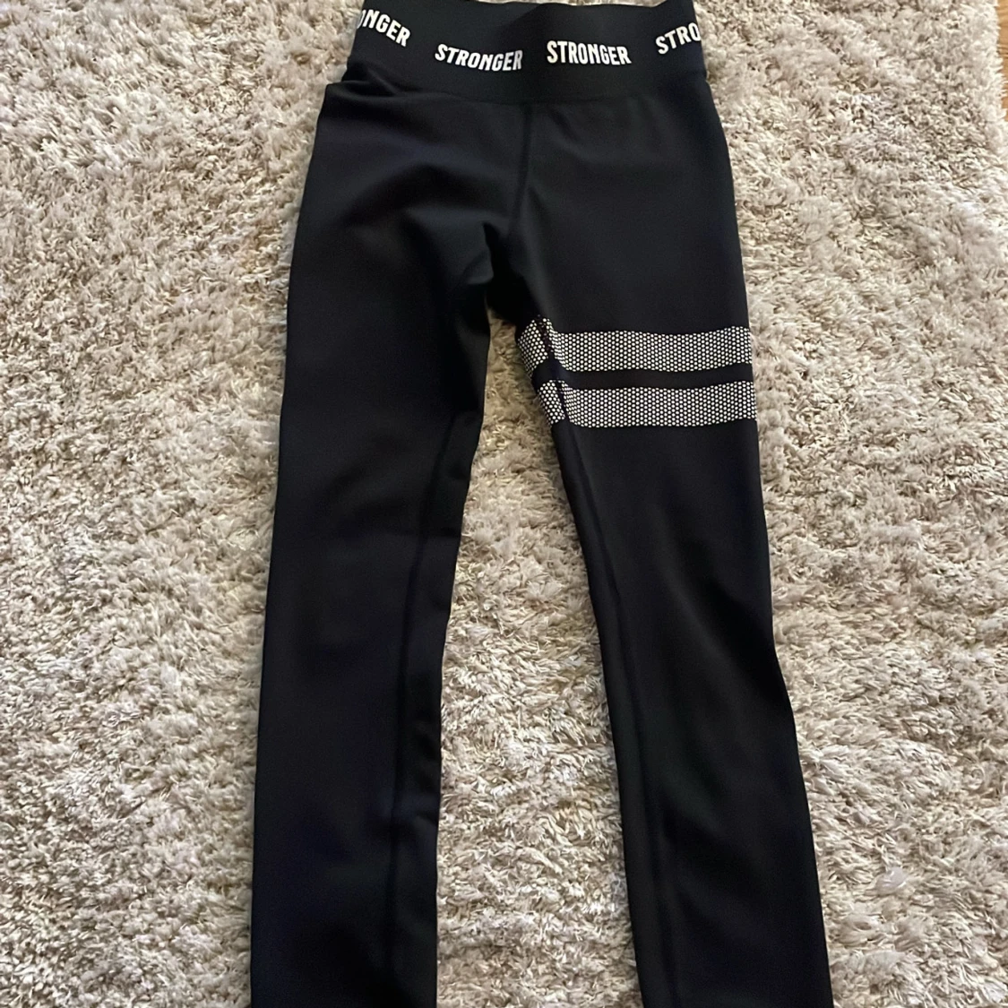 Svarta leggings från Stronger