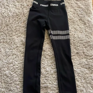 Svarta leggings från Stronger - Snygga svarta leggings från Stronger. SKRIV TILL MIG INNAN NI KLICKAR PÅ KÖP!! ❤️