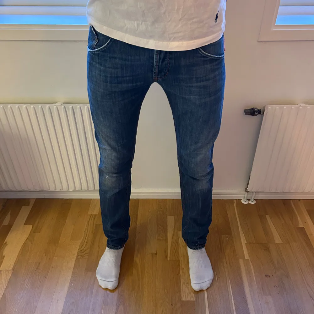 |Dondup jeans storlek 32|109cm långa, midja 43cm. Ett par riktigt feta limiterade Dondup jeans som är perfekt till dig som varken vill att dina jeans ska vara för tighta eller för baggy. Inga slitage och skicket är felfritt. Kom privat om du skulle ha några funderingar!. Farkut & Housut.