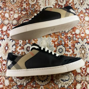 Burberry Skor - Hej! Säljer nu mina skor från märket Burberry. Storlek 45 bra skick. Tveka inte på att höra av dig om du har frågor eller funderingar kring skorna!