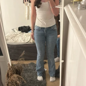Blå bootcut jeans - blåa bootcut jeans från lager 157 i storlek XS. de är lågmidjade och perfekt i längden för mig (jag är 160cm).