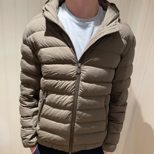 Colmar jacka - Riktigt snygg Colmar jacka i riktigt fint skick, inga defekter, passar runt S. Modellen är 179.   Hör av dig vid minsta fundering (22)