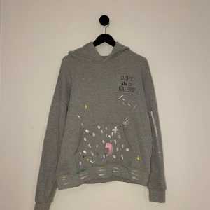 Gallerie Dept Hoodie - Säljer en grå hoodie från Gallery Dept. med tryck på framsidan och baksidan. Hoodien har en avslappnad passform och en klassisk känguruficka. Perfekt för en casual look! Den är i fint skick och köptes på Vinted, lite osäker på autentisitet därav priset. Hör gärna av er vid flera frågor eller funderingar! 