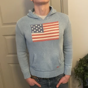 Stickad Ralph Lauren hoodie  - Säljer Dena sjukt snygga och sällsynta Ralph Lauren hoodien som är i nyskick och är storlek (L 14-16) vilket motsvarar s-xs kom med bud! Modellen är 175cm/65kg
