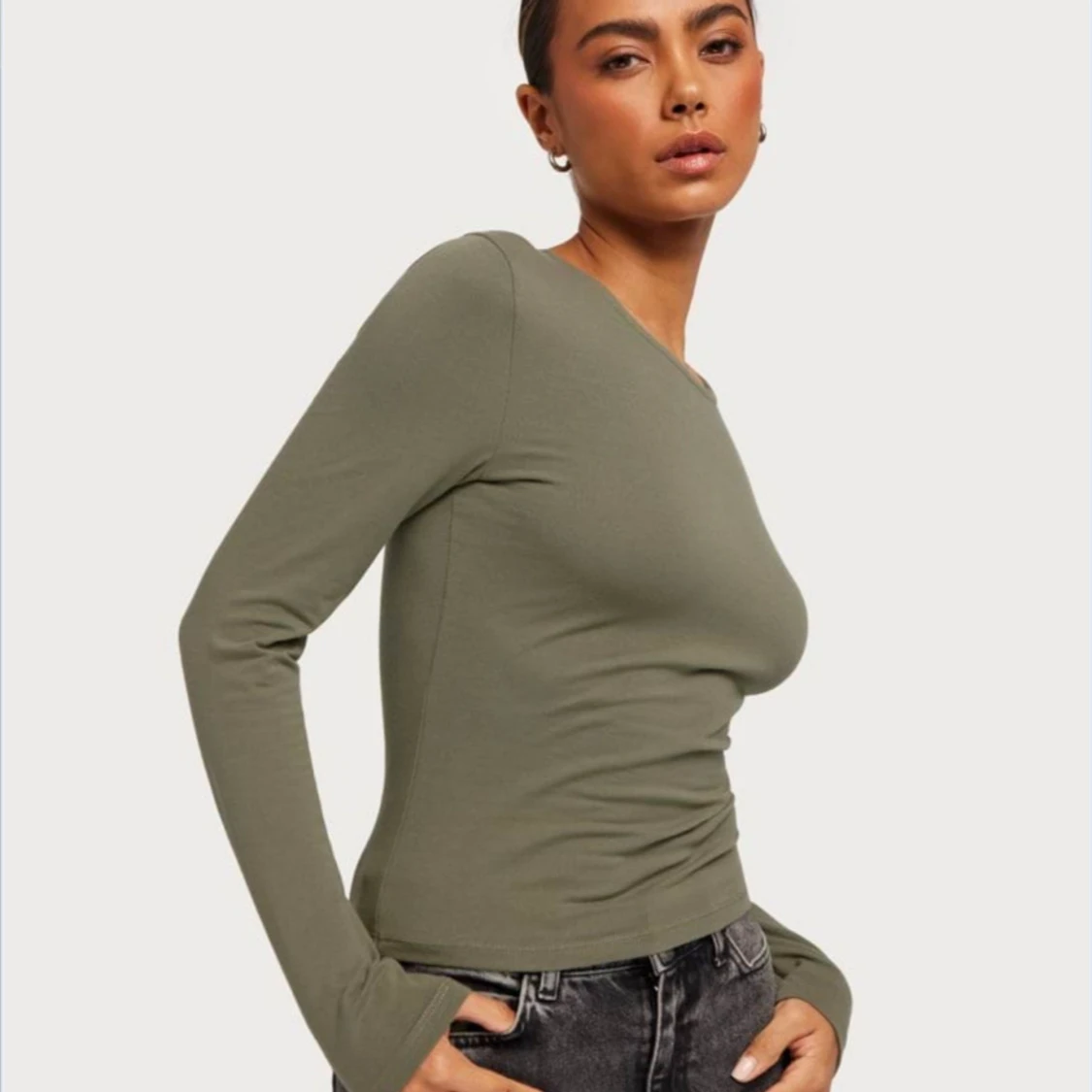 Olivgrön långärmad topp