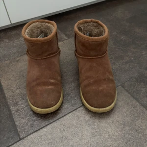 Bruna boots  - Säljer ett par bruna boots från River Island i ett bra skick. Säljer pga lite för stora och lite hala. Skriv för fler bilder och priset kan diskuteras