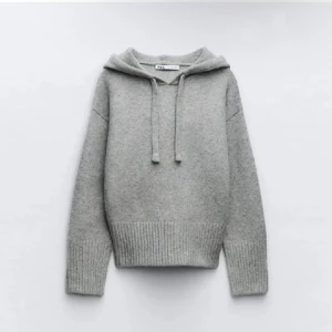 Grå hoodie från Zara - Mysig grå hoodie från Zara i mjukt material. Tröjan har en luva och ribbade muddar vid ärmslut och nederkant. Perfekt för kyliga dagar! Skriv om du är intresserad!💕