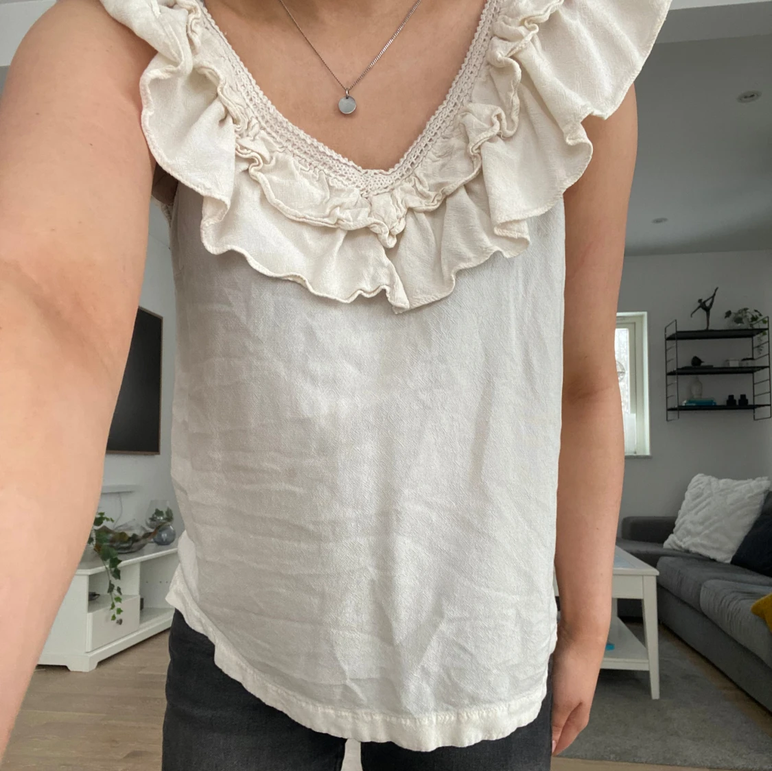 Gräddvit topp med volang - 90
