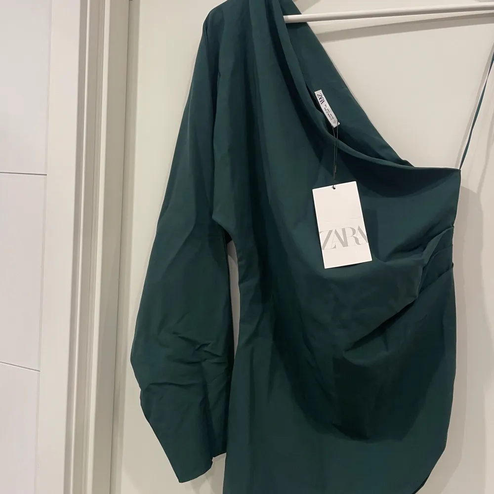 Snygg grön oneshoulder topp från Zara Asymmetrisk och elegant. Yläosat.