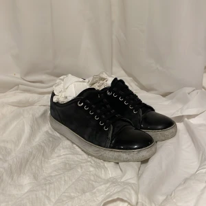 Lanvin skor  - Lanvin skor|| skick 8/10 || tyvärr inget OG|| OBS följer med white cream|| liten defekt ( se sista bild) || mvh store 101