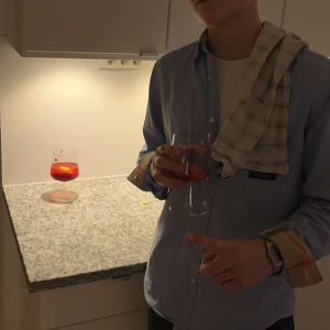 Burberry skjorta - Ljusblå Burberry skjorta! 8/10 skick. säljer så den inte kommer till användning. Killen på bilden är 183 cm och väger  70 kg