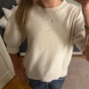 Beige stickad tröja - Mysig beige stickad tröja med trekvartsärm