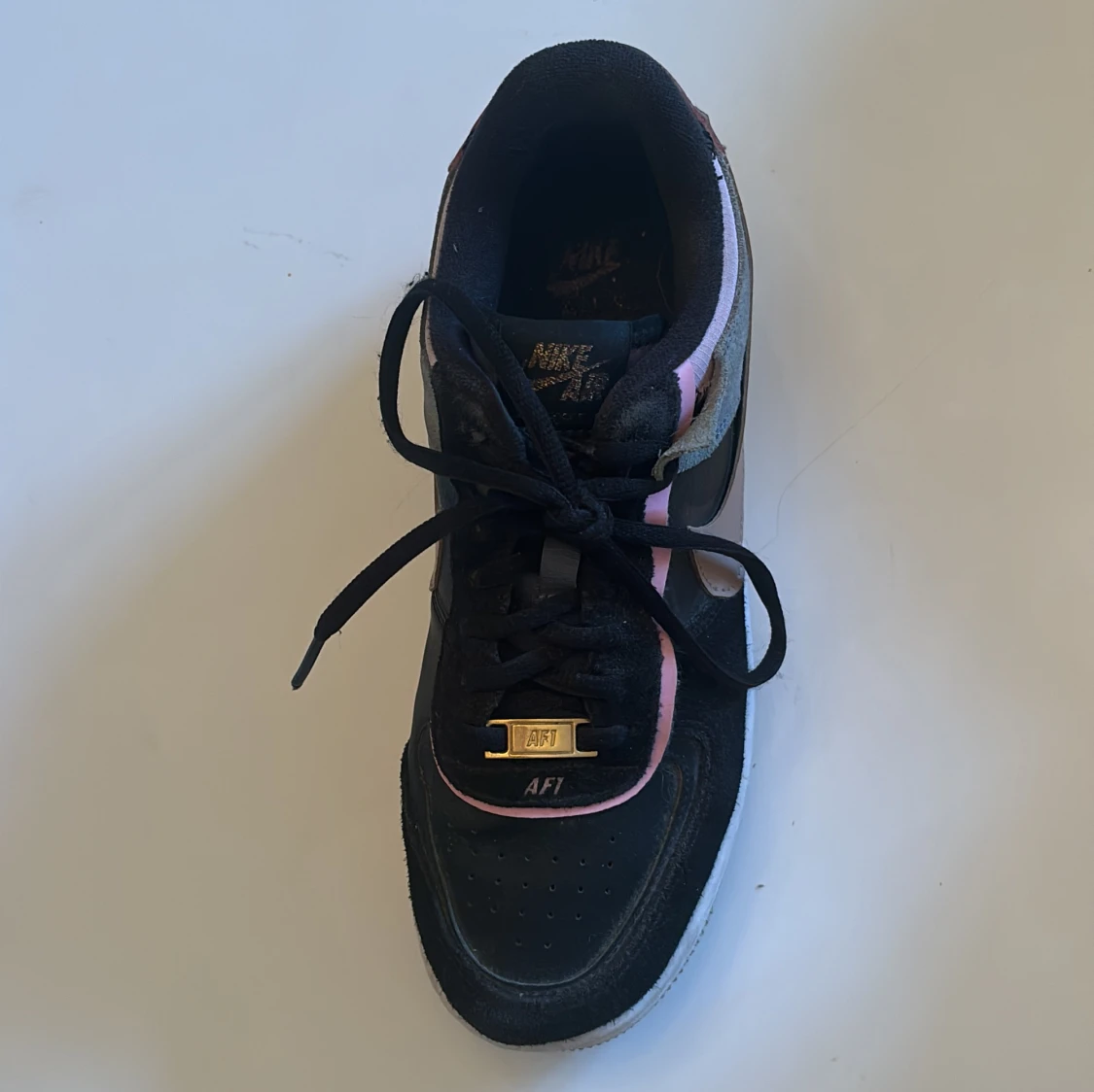 Nike Air Force 1 i svart och rosa - 2