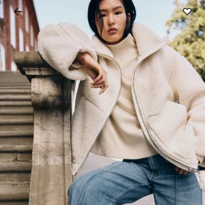 Vit/ beige teddyjacka med dragkedja -  säljer då jag har två likadana. Mysig vit teddyjacka med dragkedja och hög krage. Jackan har en oversized passform och långa ärmar, perfekt för kyliga dagar. Den är tillverkad i ett fluffigt material som ger en trendig look. | Skriv privat för egna bilder, den är använd och tvättad men fortfarande fin. Kan förekomma någon liten fläck vilket säkert går bort i tvätten.