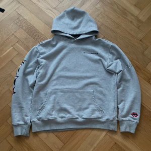 Grå hoodie från Chrome Hearts - Snygg grå hoodie från Chrome Hearts med tryck på ärmar och rygg. Hoodien har en klassisk känguruficka och ribbade muddar. Perfekt för en avslappnad stil. Storlek XL men sitter mer som en S. Passar längderna 174-180. Jag kan lösa en bild med plagget på. (Pris kan diskuteras)