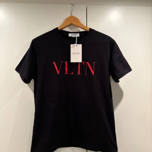 Valentino T-Shirt 🚨 - Svart Valentino T-Shirt. ⭐️ Säljer då den inte passar, den sitter lite mindre, står M men sktter snarare S/M. 💯 Hör av er vid frågor! 🤝