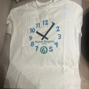 Galet fet och unik Maison Margiela tshirt ‼️ - Tröjan är helt oanvänd och har alla tags kvar. 10/10 skick. Säljer då den inte passade mig som är 185. Tveka inte på o skriva då jag behöver sälja av snabbt. 