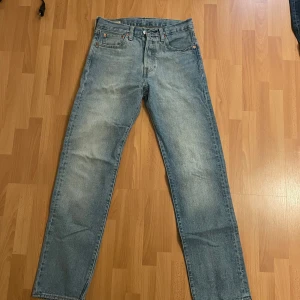 Levis 501 jeans - Levis 501 jeans, nyskick endast använda nån gång , storlek 28/32, nypris runt 1100kr säljes för 350kr