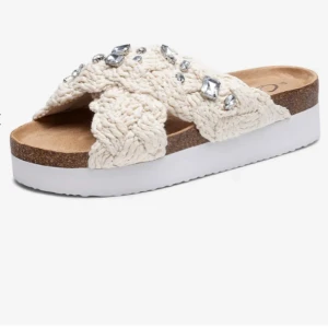 Vita sandaler med diamanter  - Helt nya vita tofflor med diamanter på. Pris kan diskuteras vid snabbt köp❤️