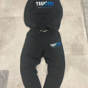 Tracksiut - Säljer en dress jag köpte outomlands, okänt märke men riktigt snygg. Jag har själv använt dem och båda är i storlek Xl men passar mer L. Ni är välkomna till pm om ni undrar något allmänt mvh