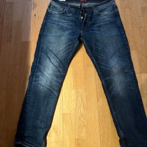Blå jeans från Jack & Jones  - Snygga blå jeans från Jack & Jones med en bekväm passform. Perfekta för en avslappnad stil.