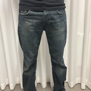 Jack and jones jeans - Coola och unika jeans från det äldre Jack and jones!!🤩midjemått 42 cm innerbenslängd 75cm  W30 L30