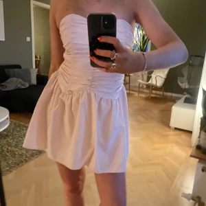Bandeau klänning - Otroligt söt bandeauklänning med korsettliknande överdel😍😍sjukt fin i sommar💞💞