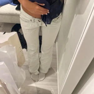 Ljus blåa  jeans - Ljus ljus blåa jeans som är mina favorit par och sååå snygga men som tyvärr har blivit för små i låren. Har två små hål men som man kan laga om man vill fråga om bild. 