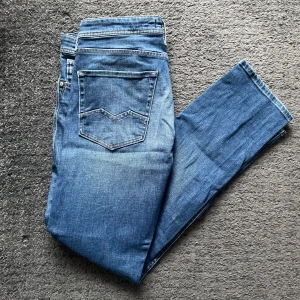 Replay Jeans - Snygga blå jeans från Replay i modellen Rocco som är som anbass fast lite mer regular vilket blir perfekt passform enligt mig. Jeansen är köpta på NK för 1600 i slutet av sommaren och är inprincip i 10/10 skick då de bara blev använda ett fåtal gånger.
