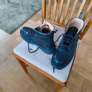 Svarta kängor från Sneaky Steve - Snygga svarta kängor från Sneaky Steve med snörning och robust sula. Perfekta för en stilren look. Storlek 44