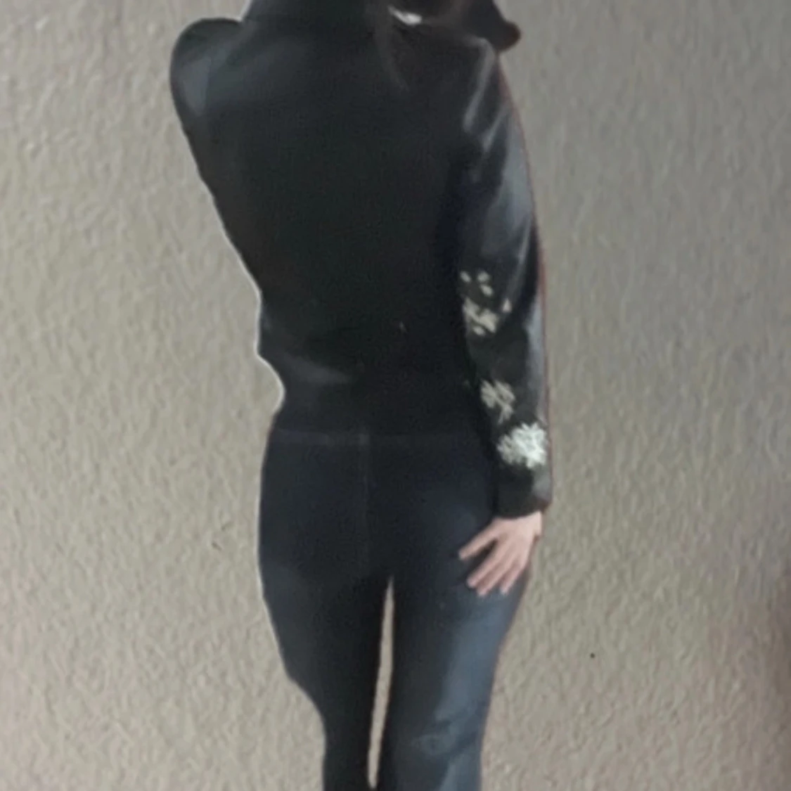 Svart skinnjacka med blommigt broderi - 92