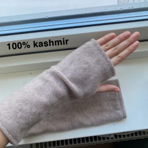100% kashmir handledsvärmare  - (säljer fler, kolla profilen)💕Egen sydda 100% kashmir handledsvärmare/torgvantar i en fin beige färg. Vantarna är jätte mjuka och har inga defekter, perfekta nu till kylan😊 Jag har själv sytt de och kashmir är ett svårt matrial att jobba med så ta det i åtanke och pruta gärna inte😅🙏🏻 Nya 100% kashmir vantar kostar ca 700 kr men här får ni för halva priset!!❤️ SÄLJER FLER, även i grått!