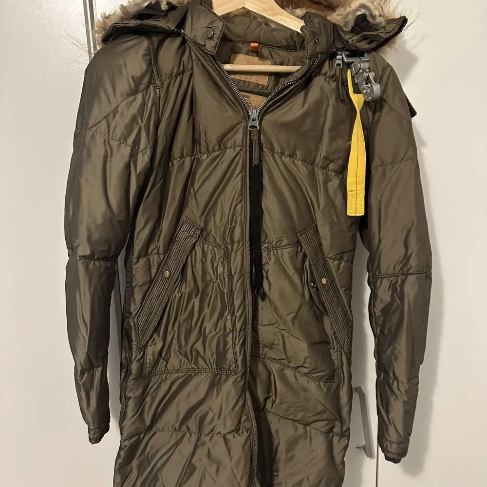 Snygg grön parajumper vinter jacka jag säljer den pga har slutat använda den . Den är ej använd så mke och den är ÄKTA pris kan diskuteras. Takit.