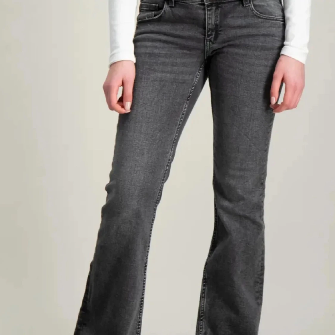 Grå jeans med bootcut från Gina Young  - 90