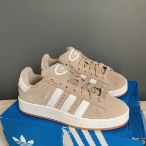 Beige sneakers från Adidas campus  - Snygga beige sneakers från Adidas. Helt nya då jag fick dom i julklapp men dem var inte rätt i storlek & mamma tappat bort kvittot så testar jag sälja dom här, skriv om ni vill se fler bilder 🌸