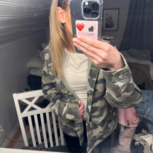 Camouflage jeans jacka🦚🤩 - Snygg och trendig jeansjacka i camouflage-mönster. Perfekt för en avslappnad stil med knappar framtill och långa ärmar. Ett måste för garderoben!