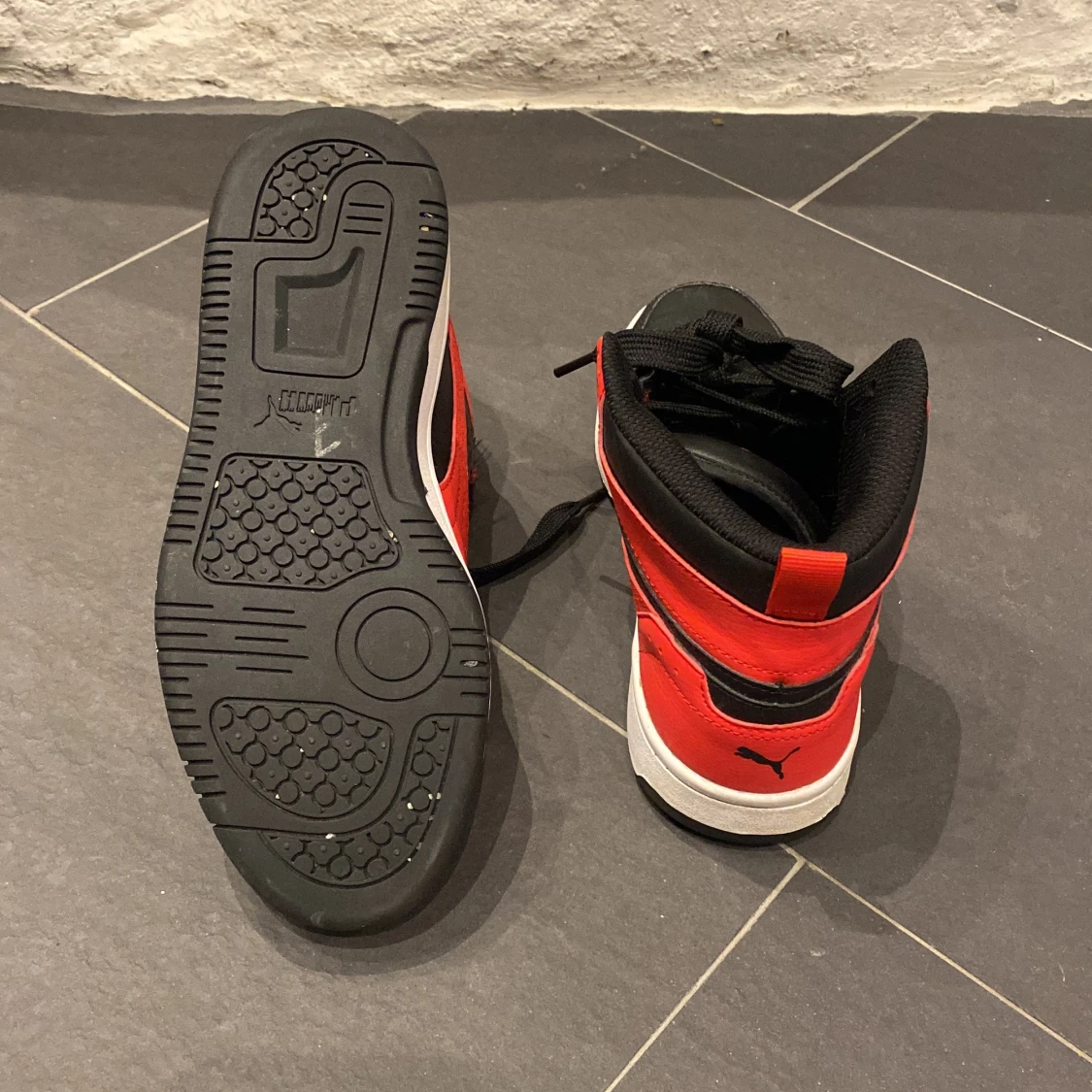 Svarta och röda sneakers från Puma - 92