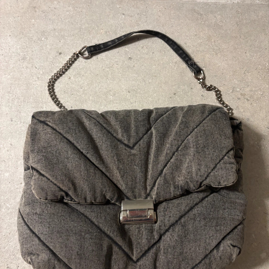 Grå quiltad axelväska med kedja - 90