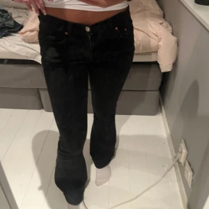 Bootcut Jeans Ginatricot - Snygga lågmidjade svarta jeans från Gina ( perfect jeans ) i storlek 36. Bra skick❤️