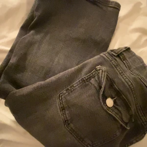 Svarta jeansbyxor - Snygga grå jeans som har knappar på fickorna där bak o är i strorlwk 164