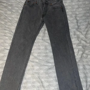 Levis 501 - Inga defekter, top skick, storlek: 29\32, färg grå , säljer för att fom sitter lite tight på mig, köpta på Zalando för 1100kr, säljer för 350kr, först till kvarn får dom för 300kr, har du frågor fråga på
