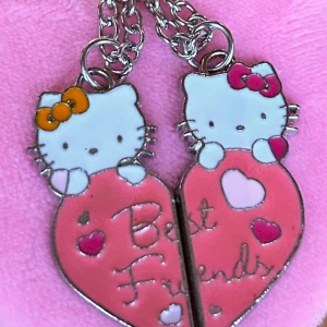 Halsband "Best Friends" med Hello Kitty! - Sött halsband att dela med din BFF. Två halskedjor medföljer. Nytt! 