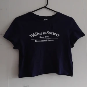 Mörkblå croppad t-shirt - En mörkblå croppad tröja från H&M. Inga defekter, aldrig använd