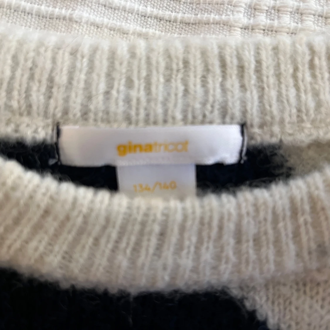 Blå och vit stickad tröja från Gina Tricot - 91