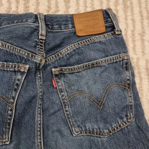 Blå jeans från Levi's - Snygga blå jeans från Levi's med hög midja och loose fit, high loose. Perfekta för en avslappnad stil. 