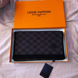 Louis Vuitton halsduk - Aldrig använt fick den i present men den passar inte min "stil" därav säljer jag den.