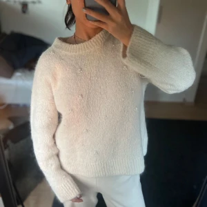 Vit stickad tröja med pärlor - Superfin från fina märket Selected Femme! Köpt för 1300 kr. Sticks inte och är helt ny.