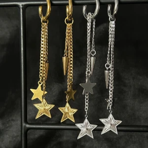 Örhängen  - Säljer dessa örhängen i silver och guld! De är i materialet rostfritt stål samt koppar. Säljes för 155kr/paret😍